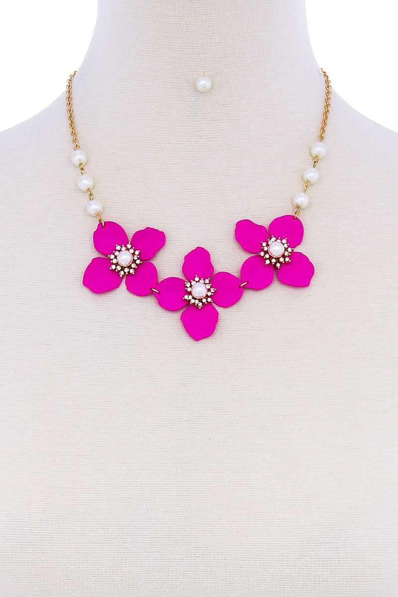 Stylish Flower And Pearl Necklace Set